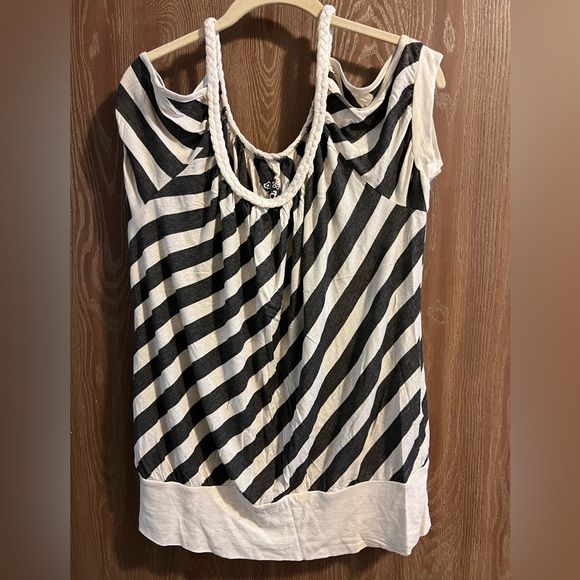 NWT, Mudd striped shirt with cutout shoulders - Picture 1 of 7